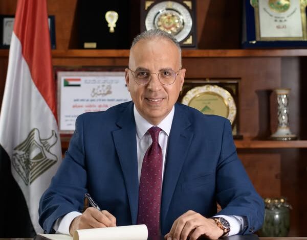 وزير الري: جار أعمال إحلال وتجديد 522 منشأ مائى وزير الري: جار أعمال إحلال وتجديد 522 منشأ مائى