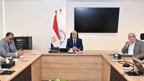 وزير الري يتابع موقف “المشروع القومي لضبط النيل”