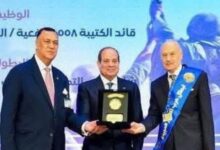 الرئيس السيسي يكرم العميد محمد محمود يوسف خلال احتفالية نصر أكتوبر الـ52