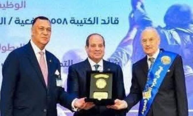 الرئيس السيسي يكرم العميد محمد محمود يوسف خلال احتفالية نصر أكتوبر الـ52 الرئيس السيسي يكرم العميد محمد محمود يوسف خلال احتفالية نصر أكتوبر الـ52