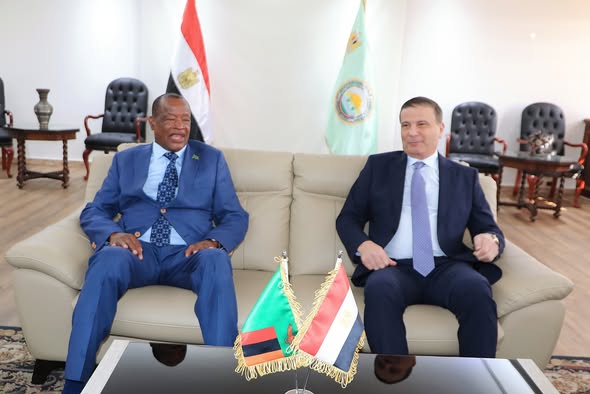 علاء فاروق ووزير الداخلية الزامبي يناقشان زيادة حجم التبادل التجاري بين البلدين