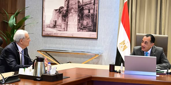 رئيس الوزراء يستعرض جهود وخطوات تحسين الخدمات المقدمة إلكترونيا للمواطنين والمستثمرين رئيس الوزراء يستعرض جهود وخطوات تحسين الخدمات المقدمة إلكترونيا للمواطنين والمستثمرين