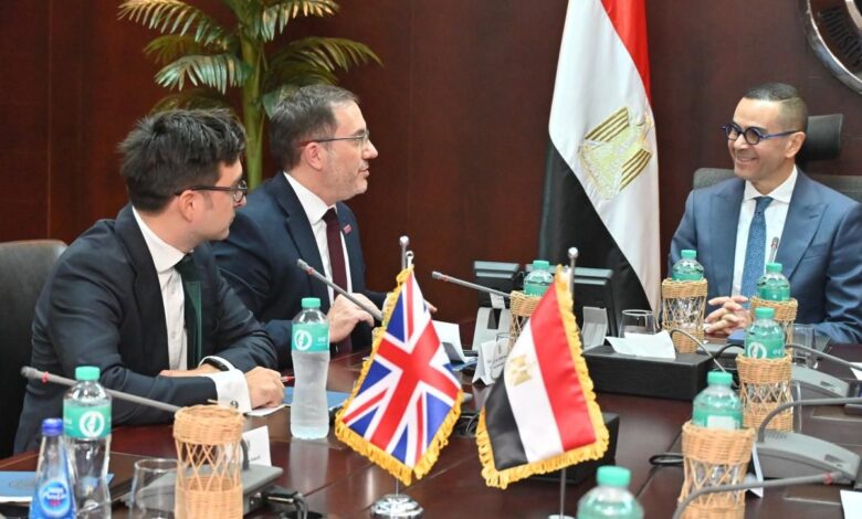 وزير الاستثمار يبحث مع السفير البريطاني سبل تعزيز الشراكة الاقتصادية والتحضير لمؤتمر الاستثمار المشترك ديسمبر المقبل وزير الاستثمار يبحث مع السفير البريطاني سبل تعزيز الشراكة الاقتصادية والتحضير لمؤتمر الاستثمار المشترك ديسمبر المقبل
