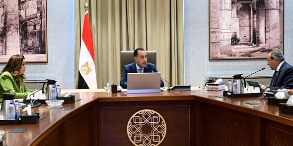 رئيس الوزراء يتابع مع محافظ بورسعيد عددًا من المشروعات الاستثمارية بالمحافظة رئيس الوزراء يتابع مع محافظ بورسعيد عددًا من المشروعات الاستثمارية بالمحافظة
