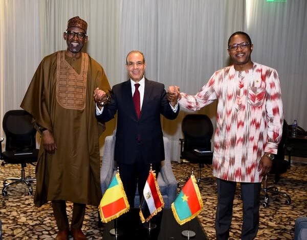 وزير الخارجية يعقد لقاءً ثلاثيًا مع نظيريه المالي والبوركيني على هامش منتدى أسوان للسلام والتنمية المستدامين وزير الخارجية يعقد لقاءً ثلاثيًا مع نظيريه المالي والبوركيني على هامش منتدى أسوان للسلام والتنمية المستدامين