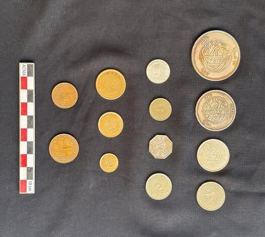 اكتشاف كبسولة رصاصية نادرة تحتوي على مجموعة عملات تاريخية في حي وسط الإسكندرية اكتشاف كبسولة رصاصية نادرة تحتوي على مجموعة عملات تاريخية في حي وسط الإسكندرية