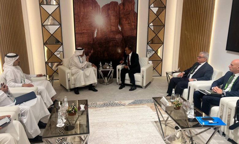 وزير الخارجية ونظيره البحريني يؤكدان مواصلة العمل لتعميق الشراكة السياسية والاقتصادية والاستثمارية