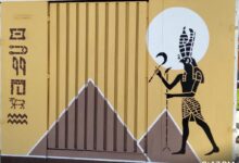 جهاز مدينة 6 أكتوبر يُنفذ أعمال تجميل الأكشاك الكهربائية برسومات فرعونية