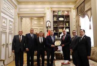 وفد من البنك الأهلي المصري يزور رئيس محكمة النقض لتهنئته بمنصبه الجديد