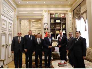 وفد من البنك الأهلي المصري يزور رئيس محكمة النقض لتهنئته بمنصبه الجديد