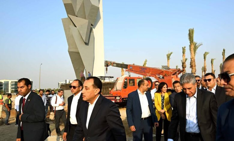 رئيس الوزراء يتفقد ميدانيًا أعمال تطوير المنطقة المحيطة بالمتحف المصري الكبير رئيس الوزراء يتفقد ميدانيًا أعمال تطوير المنطقة المحيطة بالمتحف المصري الكبير