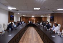 وزير العمل يبحث مع أصحاب الأعمال بشق الثعبان إنشاء مركز تدريب مهني وتنظيم أوضاع العمالة الأجنبية