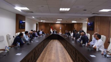 وزير العمل يبحث مع أصحاب الأعمال بشق الثعبان إنشاء مركز تدريب مهني وتنظيم أوضاع العمالة الأجنبية