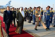 رئيس الوزراء يستقبل نظيره الكويتي بمطار القاهرة لبحث تعزيز التعاون المشترك بين البلدين