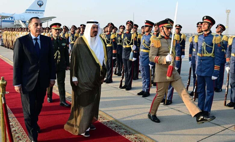 رئيس الوزراء يستقبل نظيره الكويتي بمطار القاهرة لبحث تعزيز التعاون المشترك بين البلدين رئيس الوزراء يستقبل نظيره الكويتي بمطار القاهرة لبحث تعزيز التعاون المشترك بين البلدين