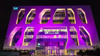 بنك ABC يضيء مقره الرئيسي باللون الوردي دعماً لحملة التوعية بسرطان الثدي