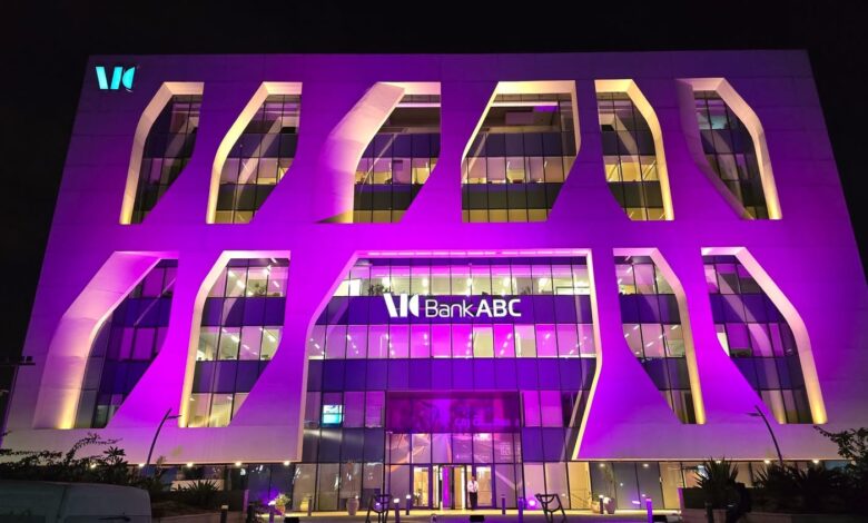 بنك ABC يضيء مقره الرئيسي باللون الوردي دعماً لحملة التوعية بسرطان الثدي