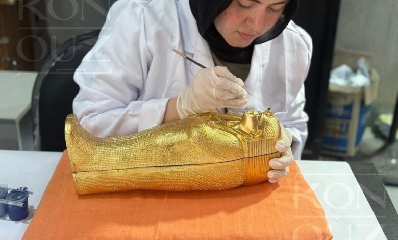 بالصور.. دعوة احتفالية المتحف المصري الكبير تستلهم سحر الذهب والملوك من تابوت توت عنخ آمون بالصور.. دعوة احتفالية المتحف المصري الكبير تستلهم سحر الذهب والملوك من تابوت توت عنخ آمون