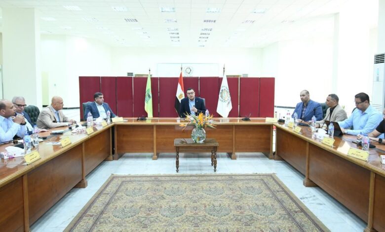 وزير الإسكان: لا تهاون مع مخالفات البناء بمدن شرق القاهرة.. واستغلال الأراضي الشاغرة أولوية وزير الإسكان: لا تهاون مع مخالفات البناء بمدن شرق القاهرة.. واستغلال الأراضي الشاغرة أولوية