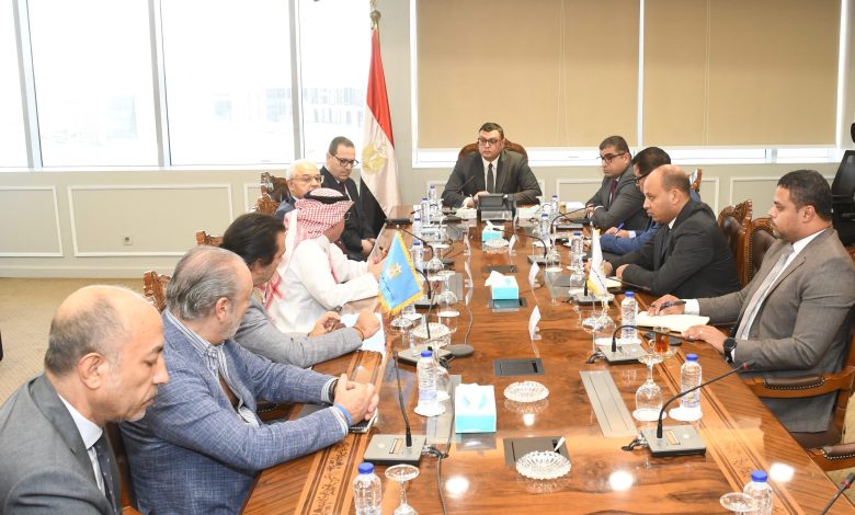 وزير الإسكان يبحث مع رئيس المنظمة العربية للسياحة سبل تعزيز التعاون في الاستثمار السياحي