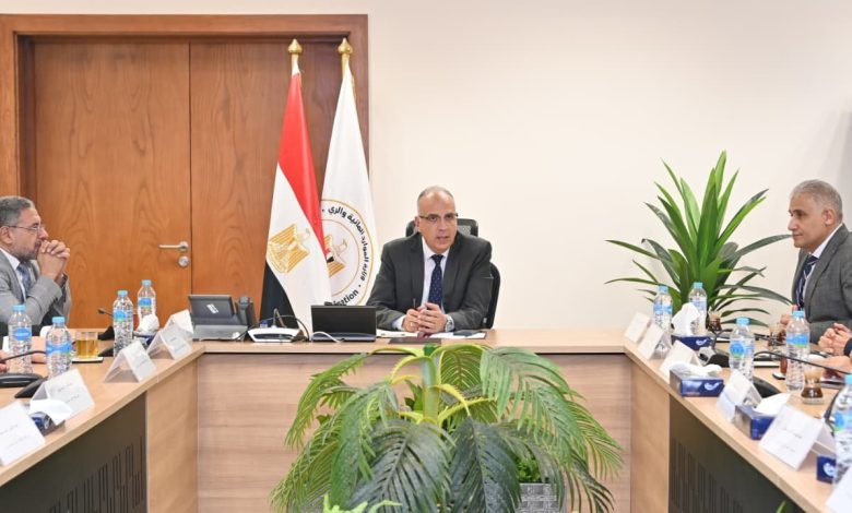 وزير الري يرأس اجتماع اللجنة الدائمة لتنظيم إيراد نهر النيل ويؤكد استمرار الإدارة الديناميكية للموارد المائية
