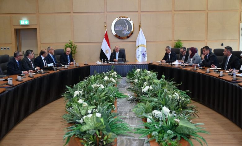 كامل الوزير يبحث مع مصنعي الأسمنت خفض الأسعار كامل الوزير يبحث مع مصنعي الأسمنت خفض الأسعار