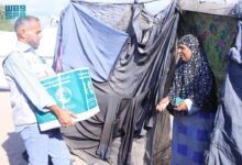 مركز الملك سلمان للإغاثة يواصل توزيع المساعدات الغذائية للأسر النازحة في جنوب قطاع غزة