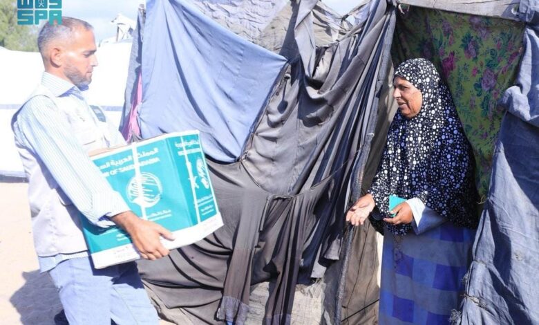 مركز الملك سلمان للإغاثة يواصل توزيع المساعدات الغذائية للأسر النازحة في جنوب قطاع غزة