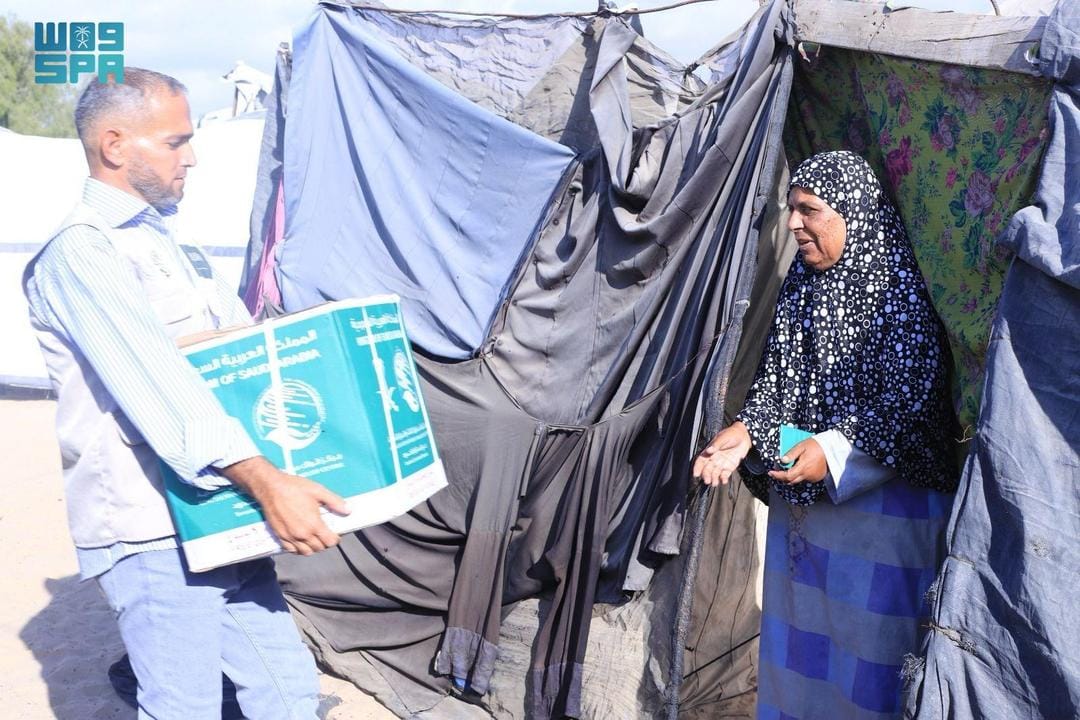 مركز الملك سلمان للإغاثة يُقيم مخيمًا جديدًا لإيواء الأسر في قطاع غزة