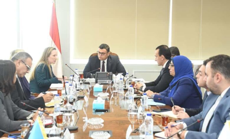 وزير الإسكان يجتمع مع بعثة البنك الدولي لمناقشة تعزيز التعاون في مجالات الإدارة المتكاملة للأراضي والمدن الذكية والمباني الخضراء