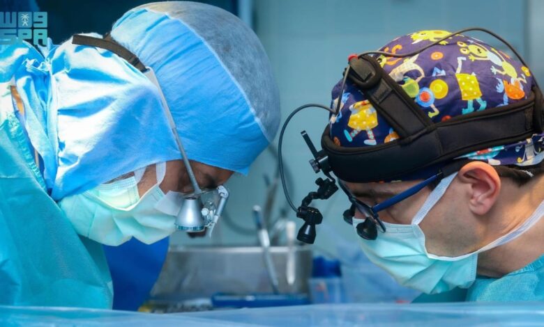 مستشفى الملك فيصل التخصصي يحقق إنجازًا طبيًا بزراعة أصغر منظم ضربات قلب لمولودة