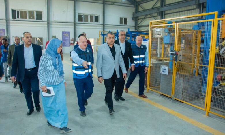 مصنع 909 الحربي.. وزير الإنتاج الحربي يتفقد سير العملية الإنتاجية بشركة حلوان لمحركات الديزل