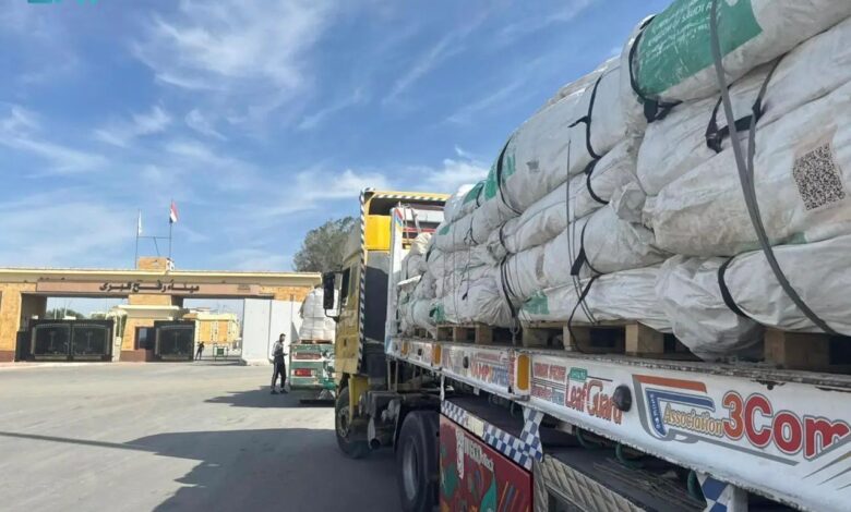 عبور مساعدات إنسانية سعودية جديدة عبر منفذ رفح إلي غزة عبور مساعدات إنسانية سعودية جديدة عبر منفذ رفح إلي غزة