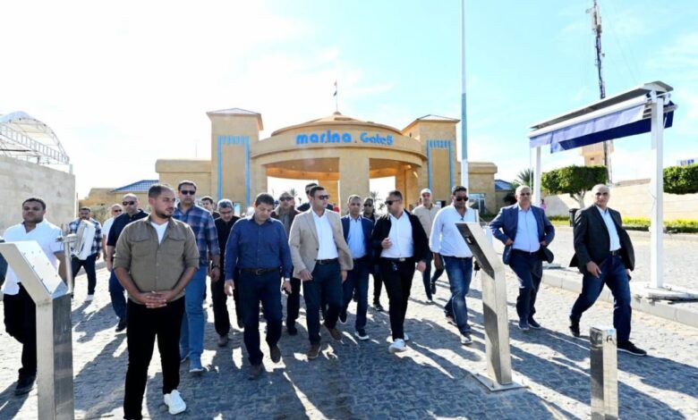 وزير الإسكان يتفقد مشروع “مارينا 8” وتطوير الطريق الرئيسي لمدخل مارينا 5