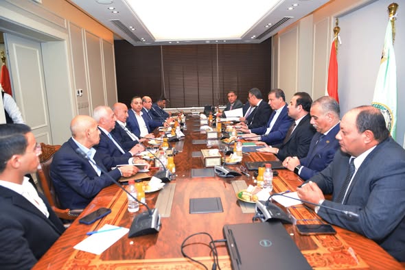 اجتماع ثلاثي بين 3 وزرات لتحفيز الإنتاج المحلي للدواجن وخفض الاستيراد اجتماع ثلاثي بين 3 وزرات لتحفيز الإنتاج المحلي للدواجن وخفض الاستيراد