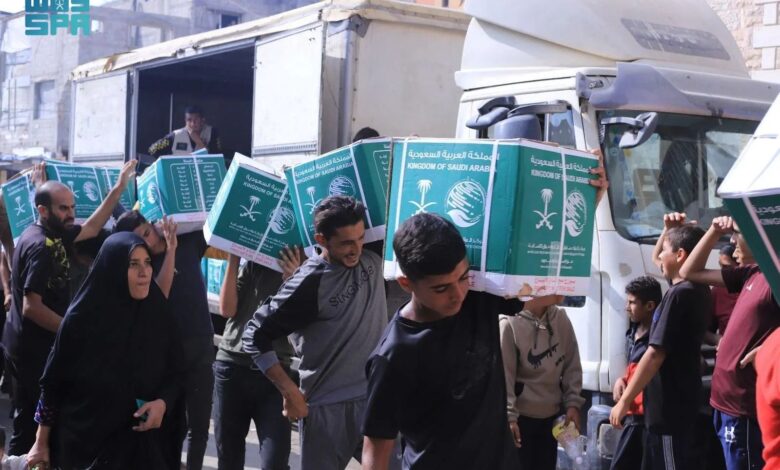 مركز الملك سلمان للإغاثة يواصل توزيع المساعدات الغذائية للنازحين في خان يونس بقطاع غزة مركز الملك سلمان للإغاثة يواصل توزيع المساعدات الغذائية للنازحين في خان يونس بقطاع غزة