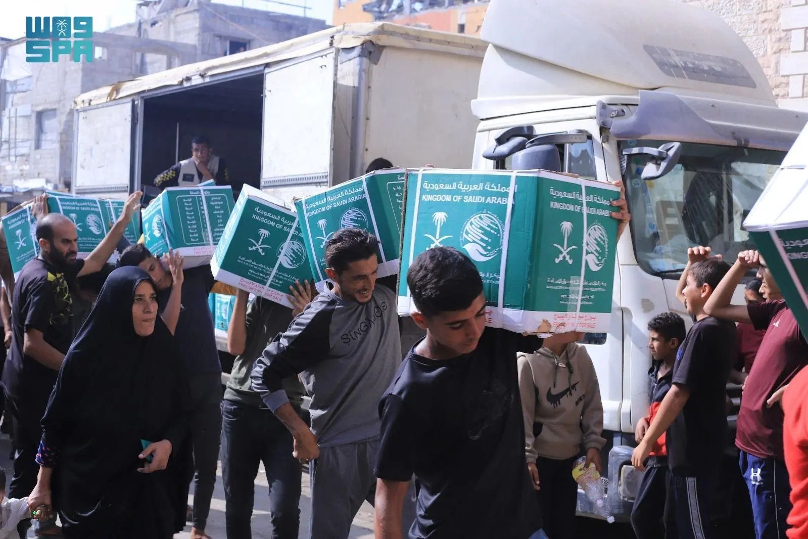 مركز الملك سلمان للإغاثة يواصل توزيع المساعدات الغذائية للنازحين في خان يونس بقطاع غزة