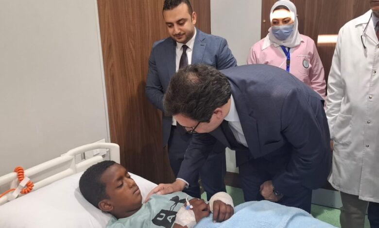 وزير الثقافة يزور طلاب أسوان المصابين في حادث طريق إسنا وزير الثقافة يزور طلاب أسوان المصابين في حادث طريق إسنا