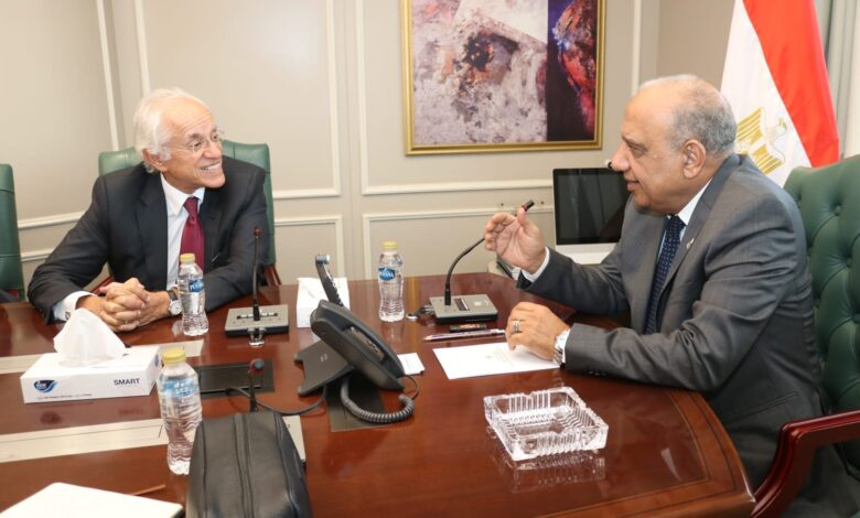 محمود عصمت: الربط الكهربائي مع أوروبا عبر اليونان يجعل مصر مركزاً إقليمياً لتبادل الطاقة بين قارات العالم الثلاث