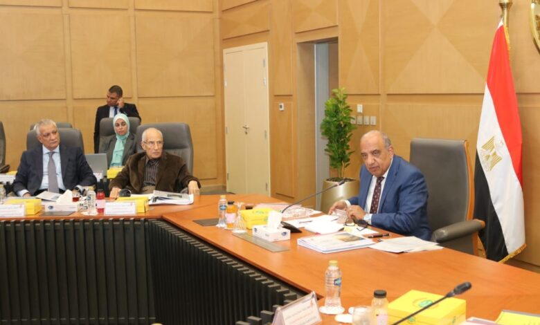 خلال لقائه بالشركة القابضة للكهرباء.. عصمت: 17,78 مليار جنيه حجم الاستثمارات و267 مليار جنيه ك.و.س طاقة مولدة