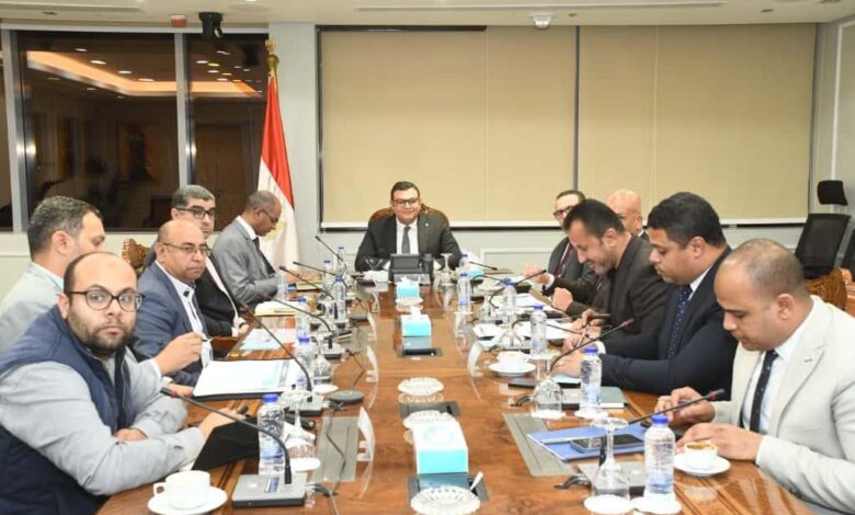 وزير الإسكان يتابع مشروعات المرافق والكهرباء بالمناطق الصناعية بعدد من المدن الجديدة وزير الإسكان يتابع مشروعات المرافق والكهرباء بالمناطق الصناعية بعدد من المدن الجديدة