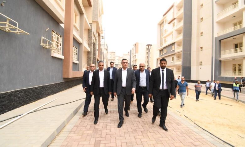 الشربيني يتفقد الطرق ومشروعات الإسكان المتوسط بمدينة حدائق أكتوبر الشربيني يتفقد الطرق ومشروعات الإسكان المتوسط بمدينة حدائق أكتوبر