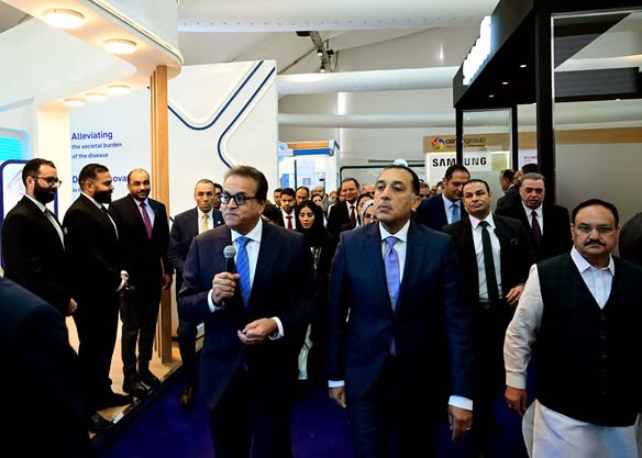 رئيس الوزراء يتفقد معرض “سمارت ديجيتال هيلث جيت”