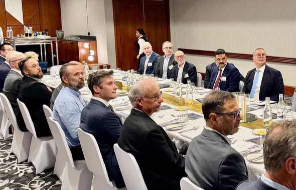 وزير البترول يعقد لقاءً موسعاً مع 13 شركة تعدين أسترالية وزير البترول يعقد لقاءً موسعاً مع 13 شركة تعدين أسترالية