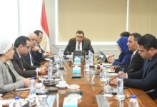 وزير الإسكان يتابع الاشتراطات والضوابط والمعايير الخاصة بالإعلانات على الطرق العامة والمحاور