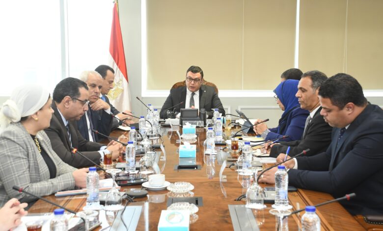 وزير الإسكان يتابع الاشتراطات والضوابط والمعايير الخاصة بالإعلانات على الطرق العامة والمحاور
