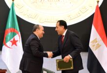 رئيس الوزراء والوزير الأول الجزائري يشهدان توقيع وثائق تعاون بين البلدين