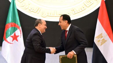 رئيس الوزراء والوزير الأول الجزائري يشهدان توقيع وثائق تعاون بين البلدين