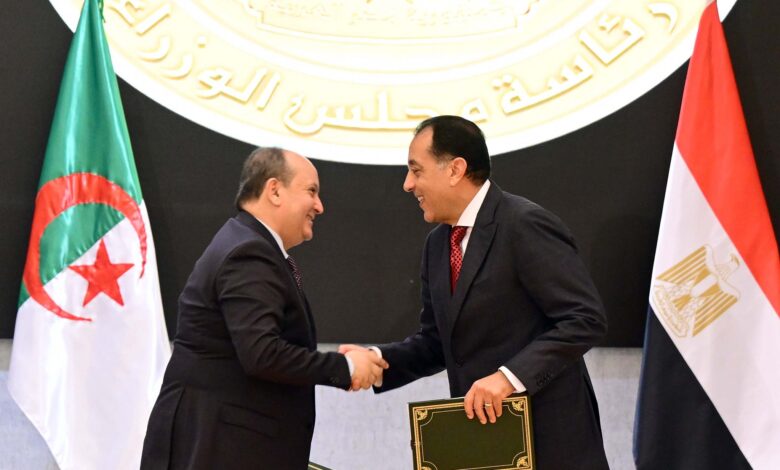 رئيس الوزراء والوزير الأول الجزائري يشهدان توقيع وثائق تعاون بين البلدين