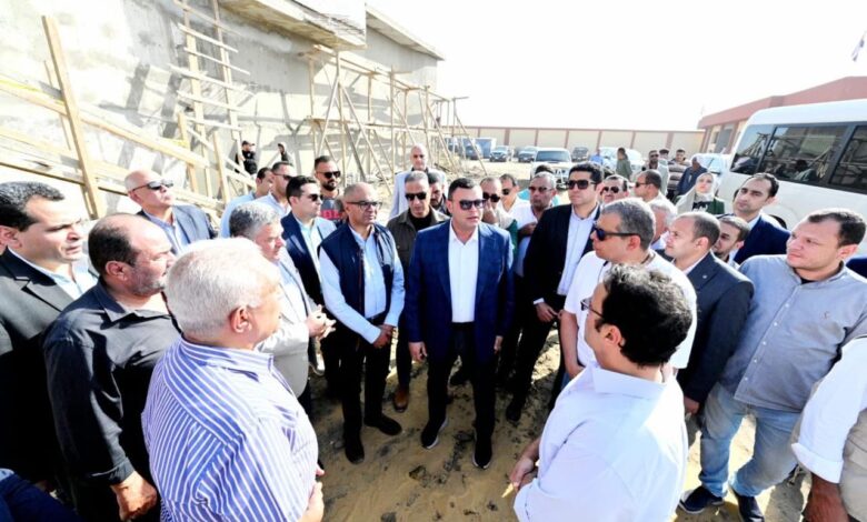وزير الإسكان ومحافظ الفيوم يتفقدان توسعات محطة معالجة “كحك” بمركز يوسف الصديق